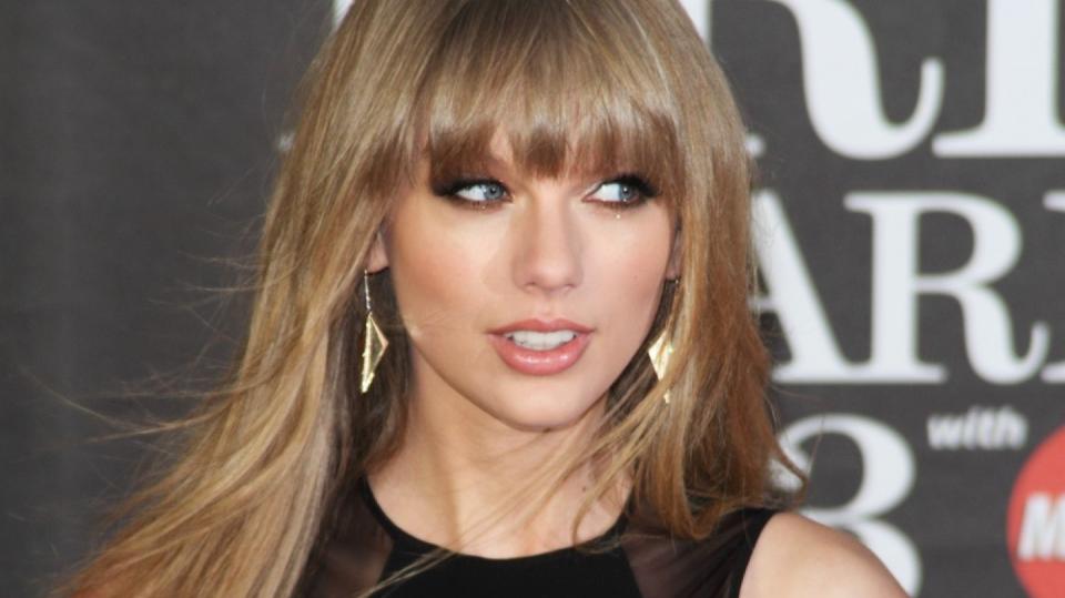 Taylor Swift a její cena (a hlavně jejích nohou) míří strmě vzhůru